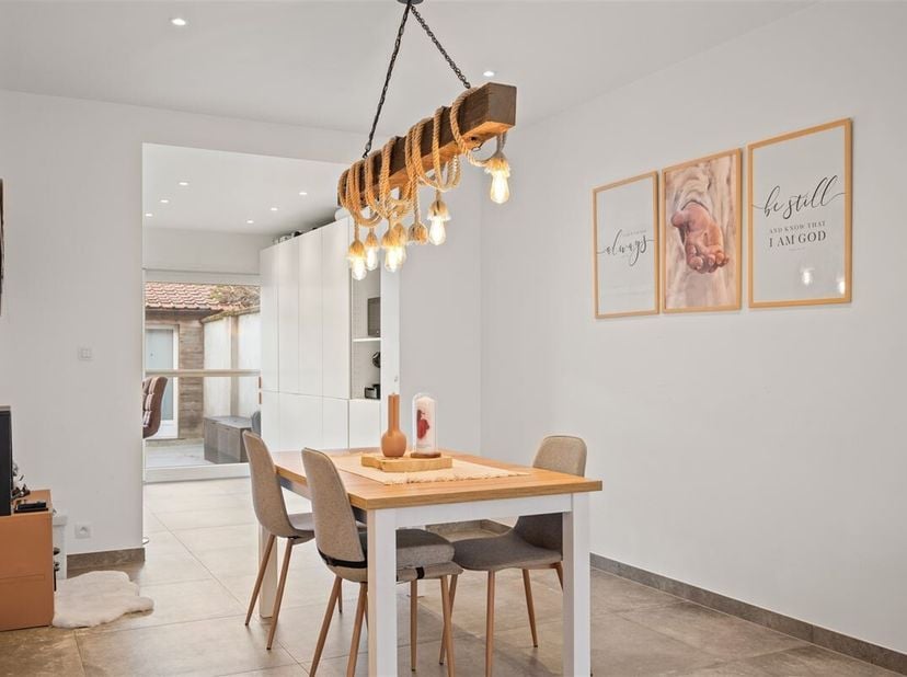Dans une rue calme, sans trafic de transit et dans une zone 30, se trouve cette maison spacieuse, rénovée en 2018. A l'extérieur, notre regard se pose