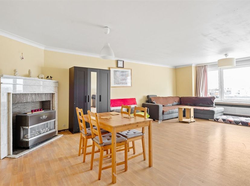 Ligging:<br />
Dit gezellige appartement bevindt zich in de Oscar Van Kesbeeckstraat in Mechelen, op slechts een steenworp afstand van de winkelstraat