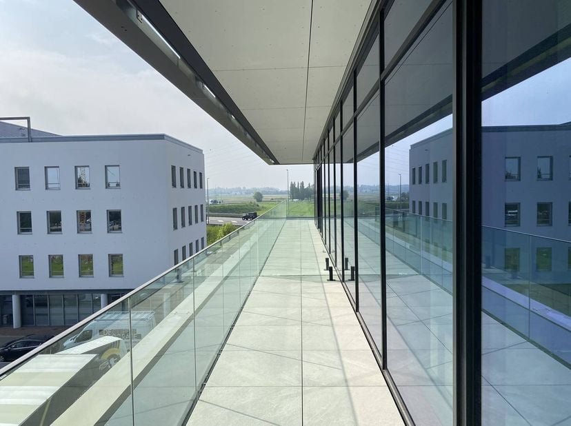 Ce nouvel espace de bureaux d'environ 207,66 m² est situé au 2ème étage de la tour Westwing avec une terrasse attenante au Westwing Park à Roulers. <b