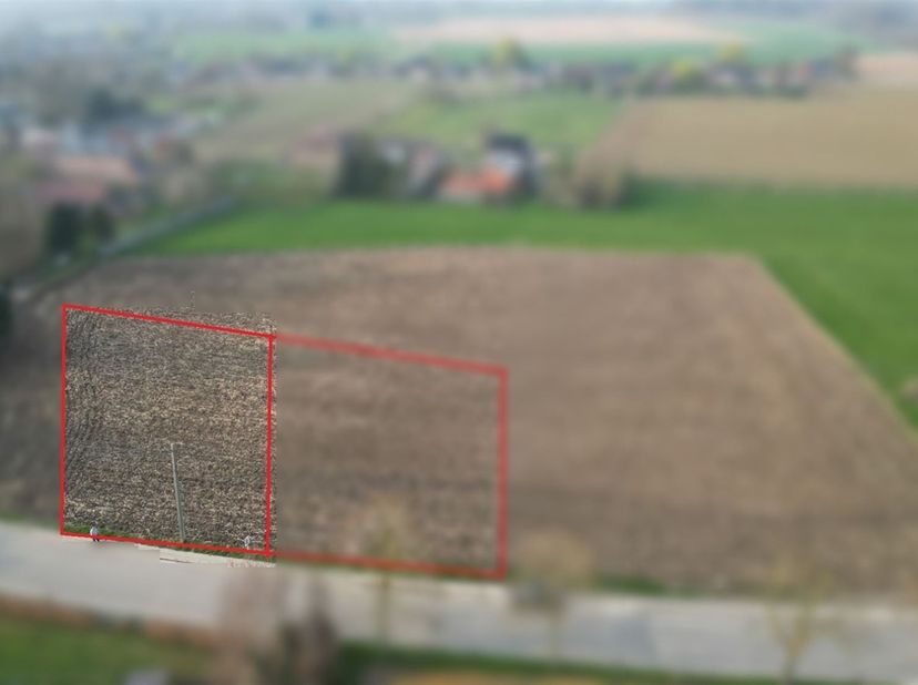 Prachtige bouwkavel van 13 are 49 centiares in het hart van het dorp Houtaing, op 10 minuten van Ath, met prachtig uitzicht over het platteland.<br />