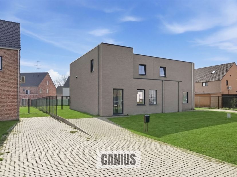 MODERNE WONING MET 3 SLKS &amp; TUIN<br />
<br />
In het rustige &amp; groene Munsterbilzen, deelgemeente van de stad Bilzen-Hoeselt treffen wij de verkavel