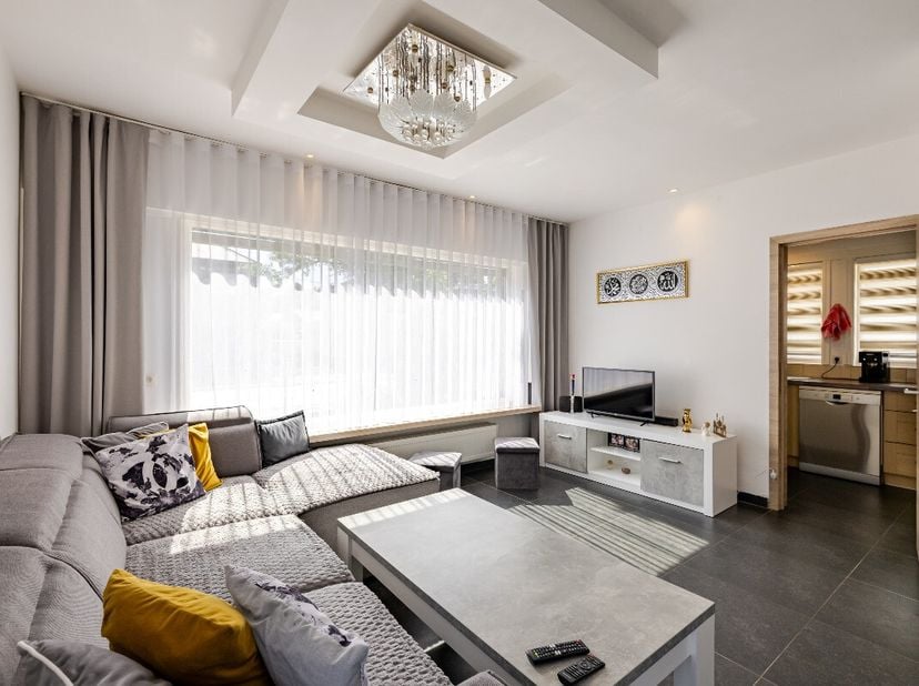 Bent u op zoek naar een lbungalow in Waarschoot ? Deze gerenoveerde gelijkvloerse woning beschikt over drie slaapkamers, een lichtrijke leefruimte en