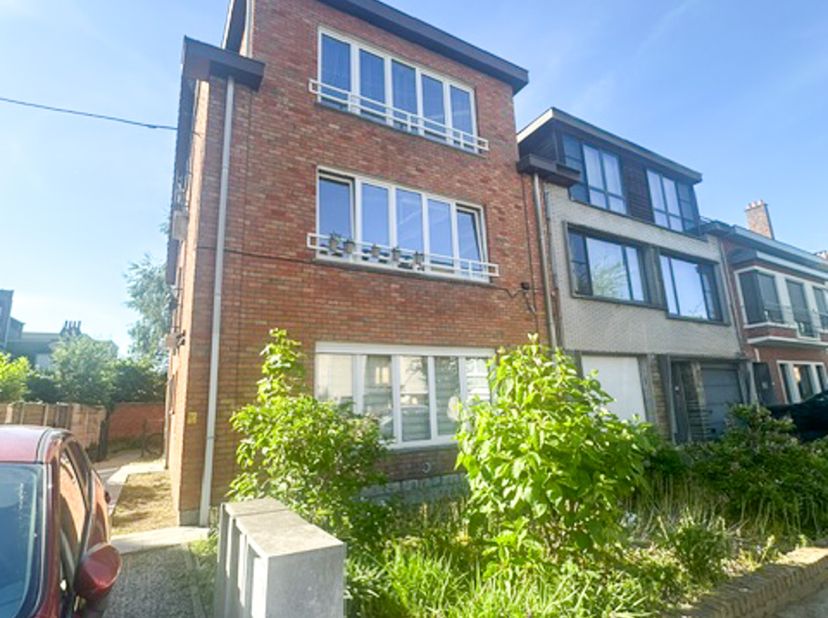 In de Paviljoenweg te Sint-Amandsberg bevindt zich dit appartement in een rustige en aangename buurt, op korte afstand van het stadscentrum. Dankzij d