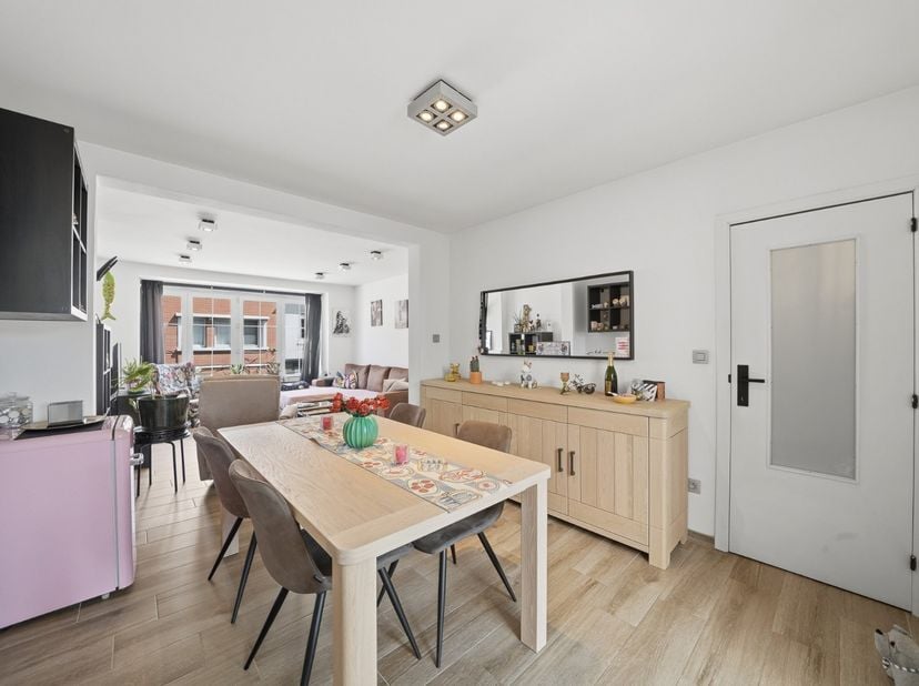 Deze verzorgde bel-étagewoning in Bredene combineert ruimte, comfort en een praktische indeling op een uitstekende locatie. Met een bruikbare vloeropp