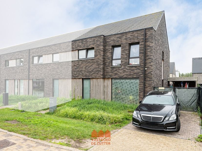 In de Linnenstraat in Eeklo vindt u deze recente halfopen gezinswoning uit 2020, gelegen in een rustige en kindvriendelijke buurt op korte afstand van