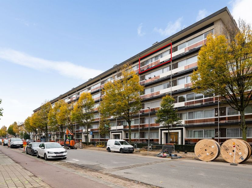 Te renoveren appartement met 2 slaapkamers en terrasje!<br />
<br />
Ligging: Dit appartement is zeer gunstig en centraal gelegen nabij de Bredabaan