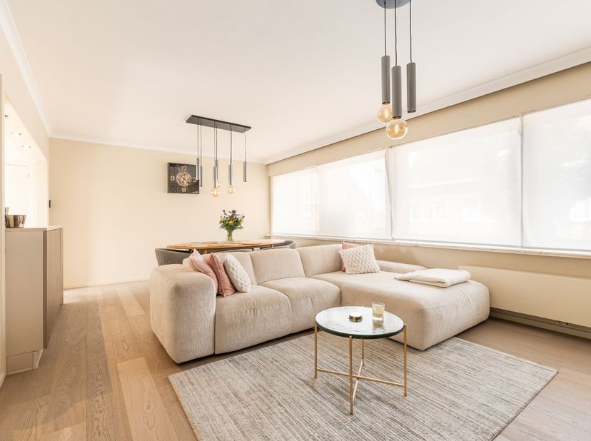 Dit prachtige duplex appartement in Geluwe biedt alle comfort en ruimte die je nodig hebt. Met 3 slaapkamers, een ruime dressing en een bewoonbare opp