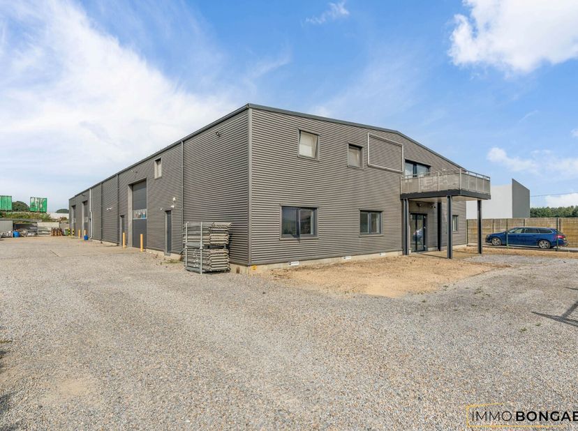 Dit pand is gelegen op het industrieterrein in Meeuwen (Oudsbergen). De ruimte heeft een oppervlakte van 176m² en kan voor verschillende doeleinden ge