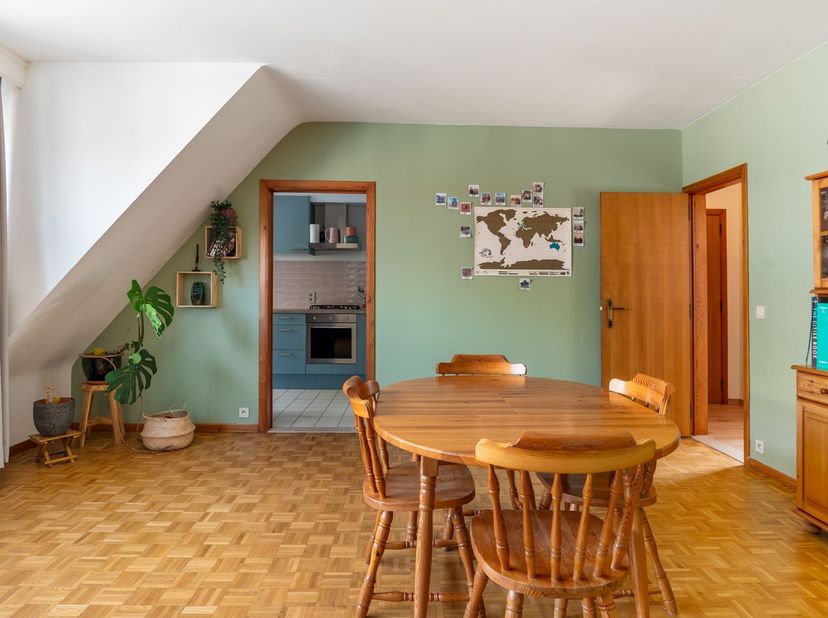 Ligging: Het appartement geniet van een bijzonder centrale ligging in het hart van Antwerpen. Winkels, supermarkten, horeca en tal van andere voorzien