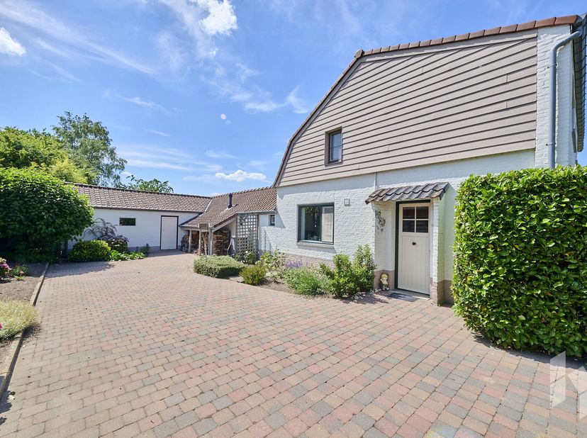 Op zoek naar een woning met charme, ruimte en eindeloze mogelijkheden op toplocatie? Dan zal deze karaktervolle woning uit het begin van de 20e eeuw u