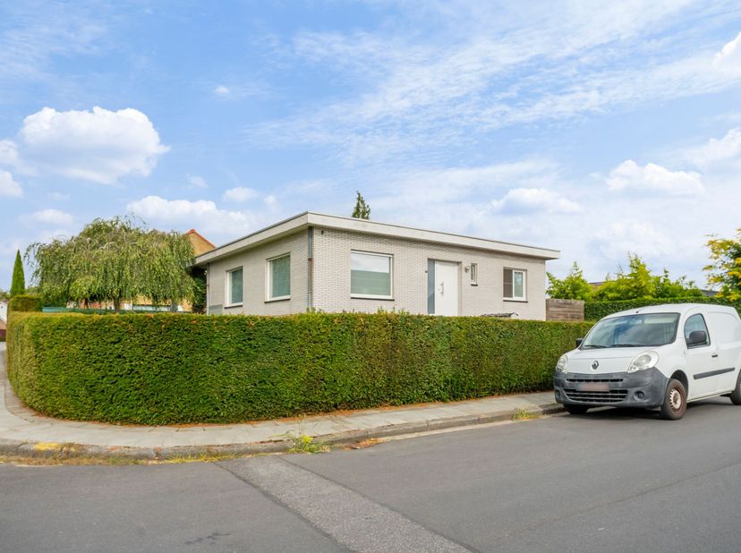 Volledig onderkelderde bungalow in rustige wijk te koop in Wevelgem<br />
Je betreedt de woning via de inkomhal met gastentoilet. Vervolgens kom je in