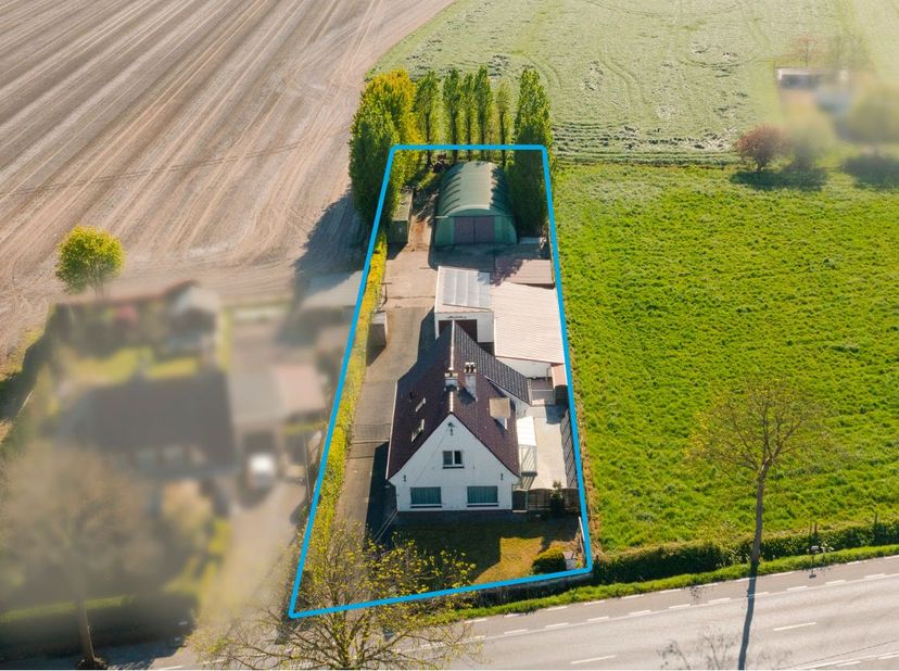 Ruime woning op een perceel van maar liefst 1.665 m² in Ichtegem, gelegen langs een vlot bereikbare verbindingsweg met een uitstekende bereikbaarheid