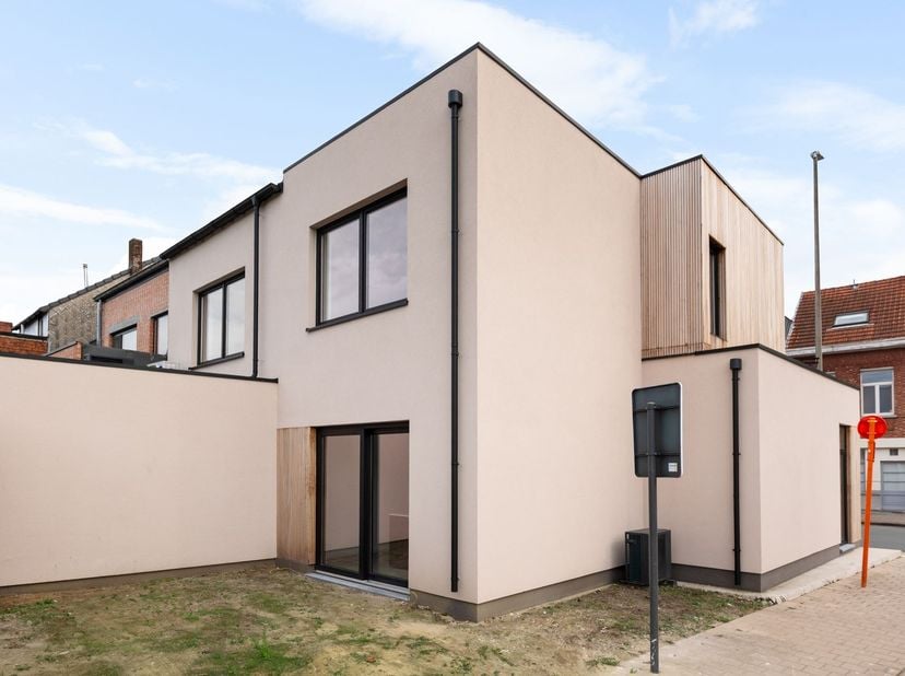 Gerenoveerde gezinswoning met 2 slaapkamers en stadstuin<br />
<br />
Deze gerenoveerde gezinswoning met 2 slaapkamers is een interessante opportuni