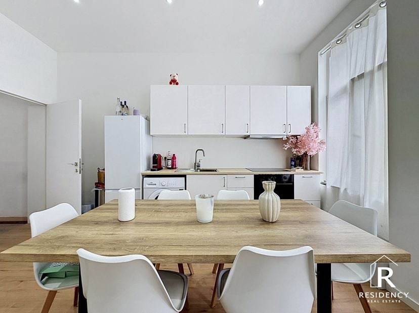Bent u op zoek naar een investering met een onmiddellijk rendement? Ontdek dit rendementsgebouw, gelegen in de De Wautierstraat 3 te 1020 Laken. Het g