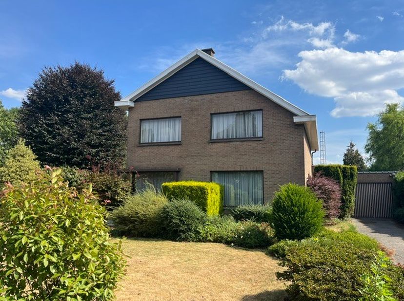 Op zoek naar een woning met karakter, ruimte en mogelijkheden? Deze charmante woning is gelegen op een uitzonderlijk ruim perceel van maar liefst 2.37