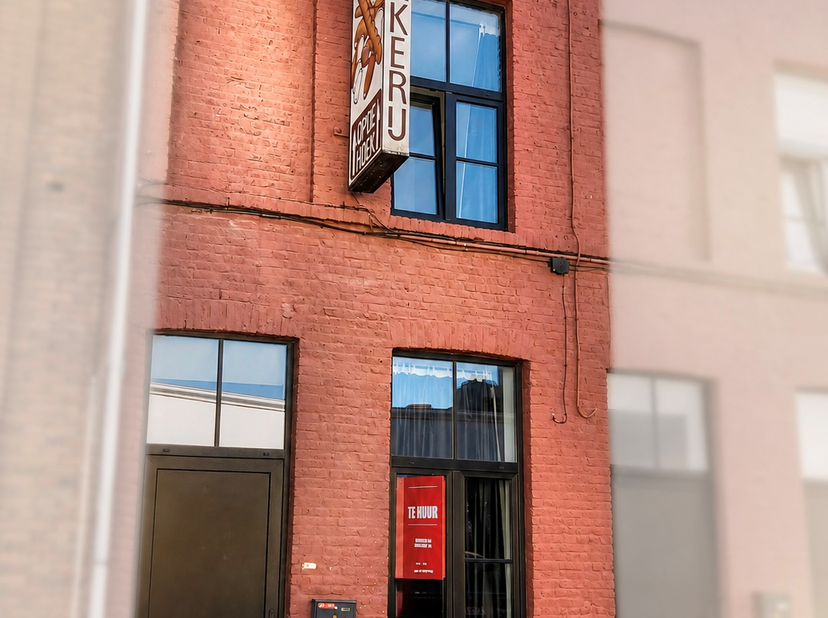 Ideaal gelegen aangename stadswoning in centrum nabij Jims Fitness, Shoppingcentrum K en Voorstraat, openbare parkeergarage, scholen, park Het Plein (