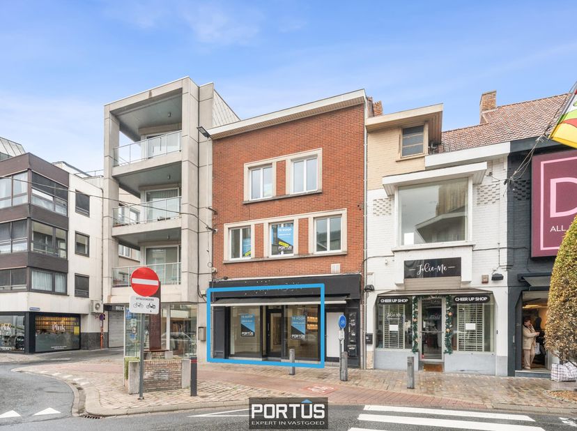 Handelspand te koop in residentie La Luna te Roeselare. Zeer goed gelegen handelsgelijkvloers in kleinschalige residentie (3 eenheden) op een topliggi
