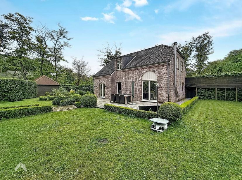 Prachtige vrijstaande woning op een perceel van 1.745 m² combineert ruimte, comfort en gezelligheid. Via de inkomhal met gastentoilet en vestiaire ber