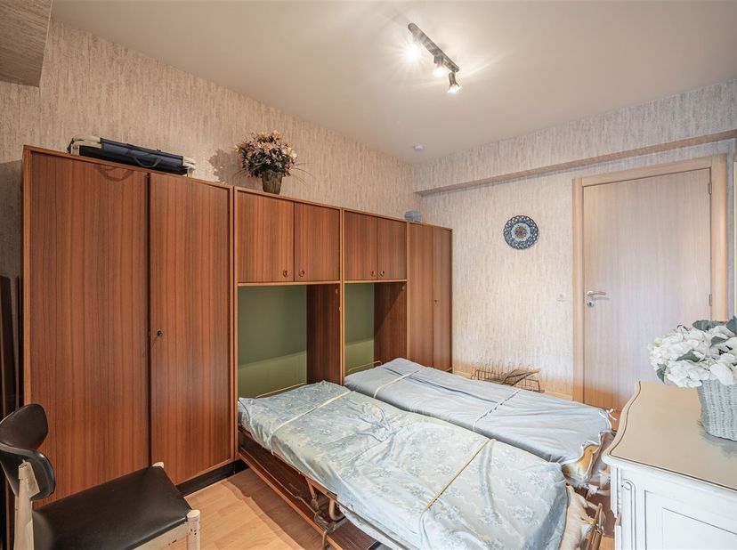Découvrez ce spacieux studio à vendre au premier étage de la résidence Verona. Profitez du salon ouvert, de la cuisine moderne, du coin entrée/chambre