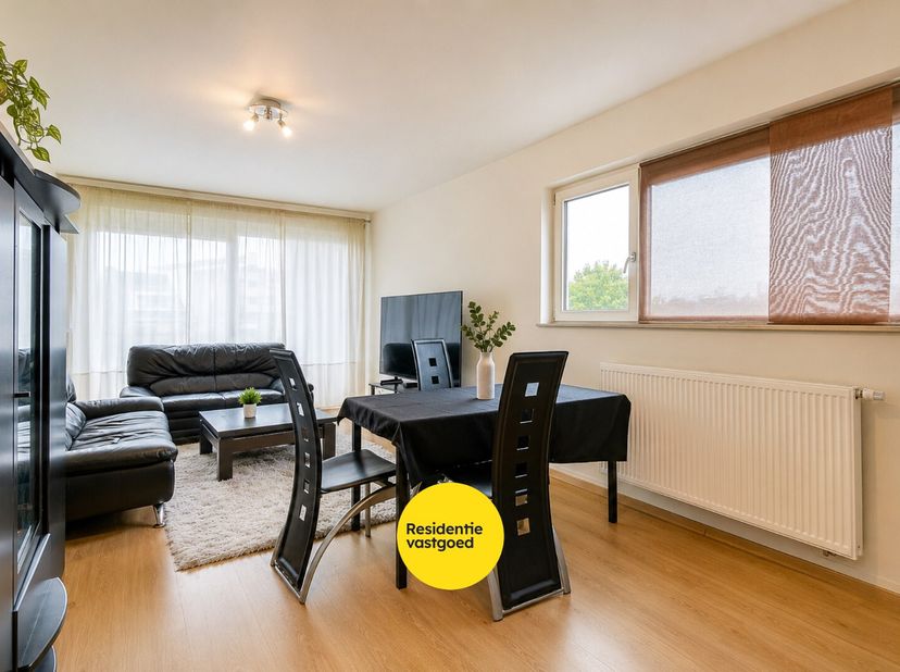 Welkom in de Sint-Jozefsstraat 13 in Waregem, een recent appartement (bouwjaar 2013) met een stabiele huurinkomst. Ideaal als investering of voor star