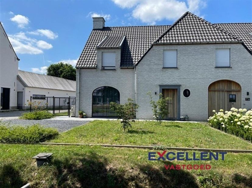 Deze prachtige recente nieuwbouwwoning gelegen in het rustige Gottem (Deinze), is een waar juweel dat volmaakt is voor het moderne gezin dat kwaliteit
