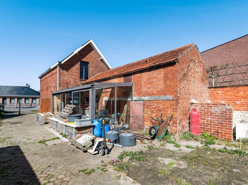 Casco woning met ca 568 m² grond nabij het Kempisch kanaal met mooie wandel- en fietsmogelijkheden.<br />
De woning is helemaal gestript en kan nog vo