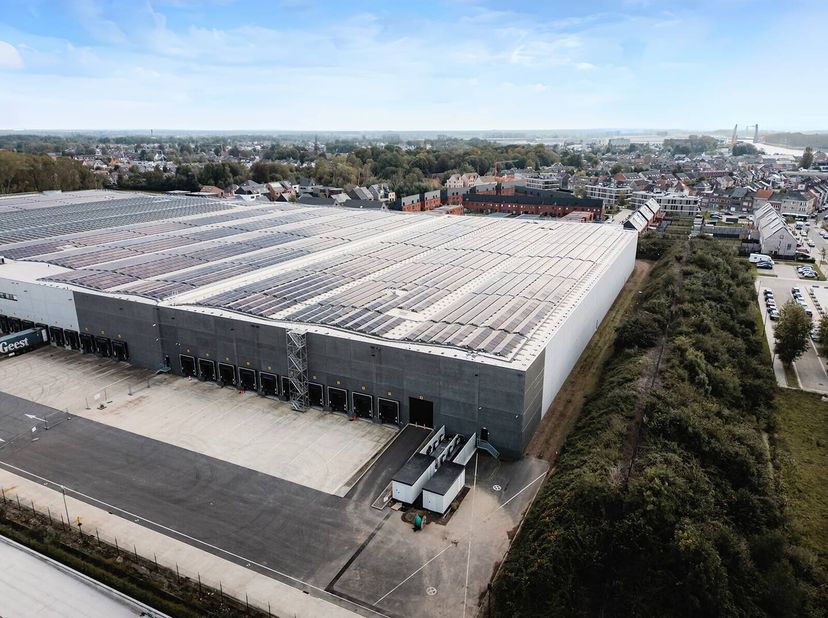 Dit recente magazijn te huur bevindt zich op een unieke locatie in Willebroek, in de directe nabijheid van de containerterminal en met uitstekende ver