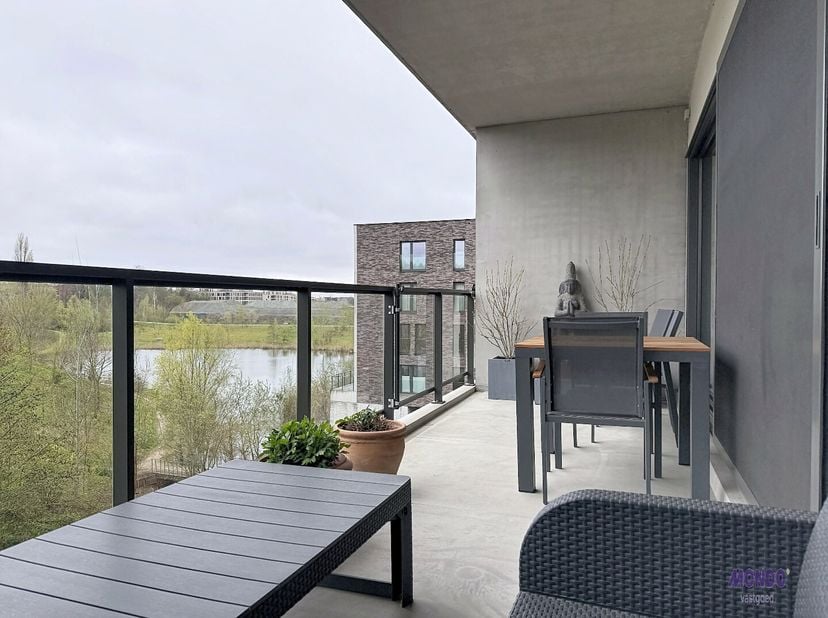 Dans un bâtiment très récent sur les rives de l'Escaut se trouve cet appartement exceptionnellement spacieux et prêt à emménager. Grâce à la proximité