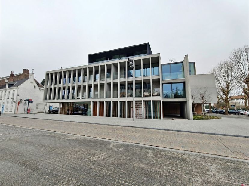 Autostaanplaats centrum Kortrijk<br />
<br />
Deze autostaanplaats is gelegen in de Broelkaai, met inrit op de Dam.<br />
Ze bevinden zich op verdi