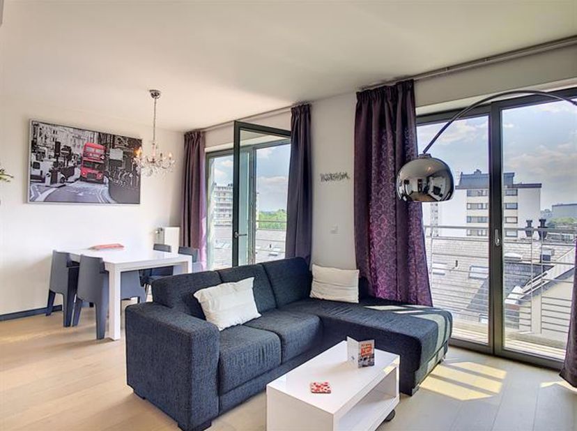 Proximité OTAN, dans une construction récente, splendide appartement MEUBLÉ de ±75m² avec terrasse et vue imprenable sur Bruxelles. Composition : hall