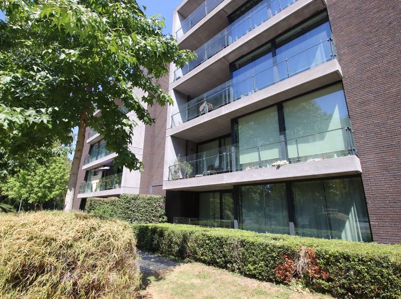 In een appartementsgebouw (van bj. 2015) in de Kesseldallaan, hebben wij het gelijkvloers appartement (vooraan rechts)&amp;nbsp;te koop.<br />
<br />
Het