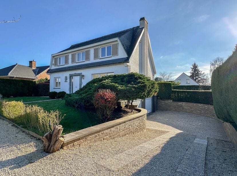 Waterloo, wijk Versailles, gelegen op een terrein van 7 hectare, eengezinswoning (4bed/2bath) met een bewoonbare oppervlakte van 200 m². Begane grond: