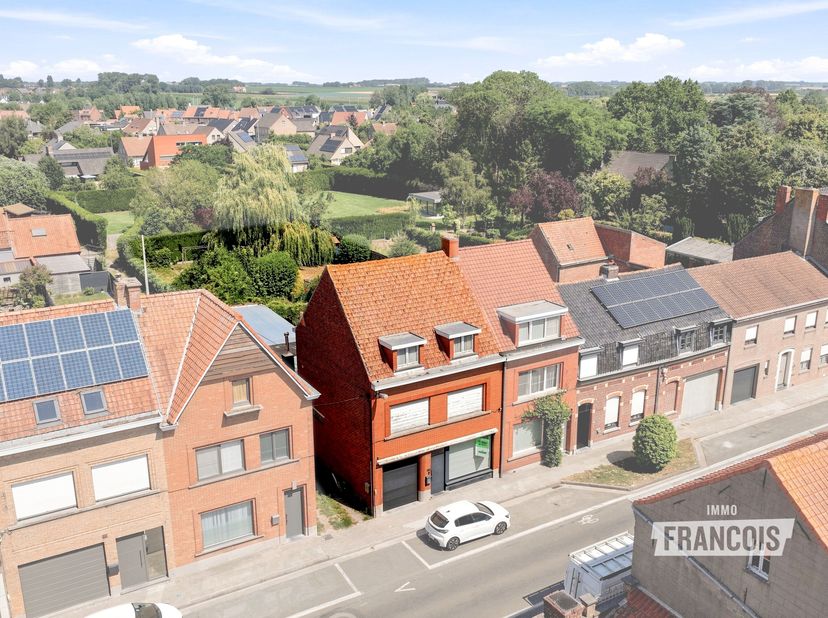 Gelegen in de Bruggestraat, in het centrum van Poperinge, biedt deze halfopen woning een uitzonderlijke opportuniteit voor wie op zoek is naar een ren