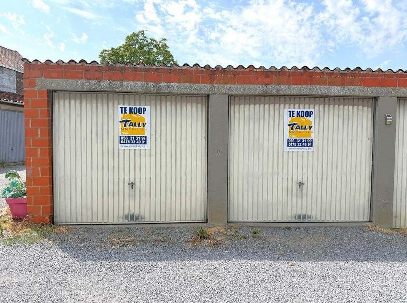 Twee aanpalende garages te koop in een rustig garagecomplex, ideaal voor eigen gebruik of als investering. Beide garages beschikken over een metalen k