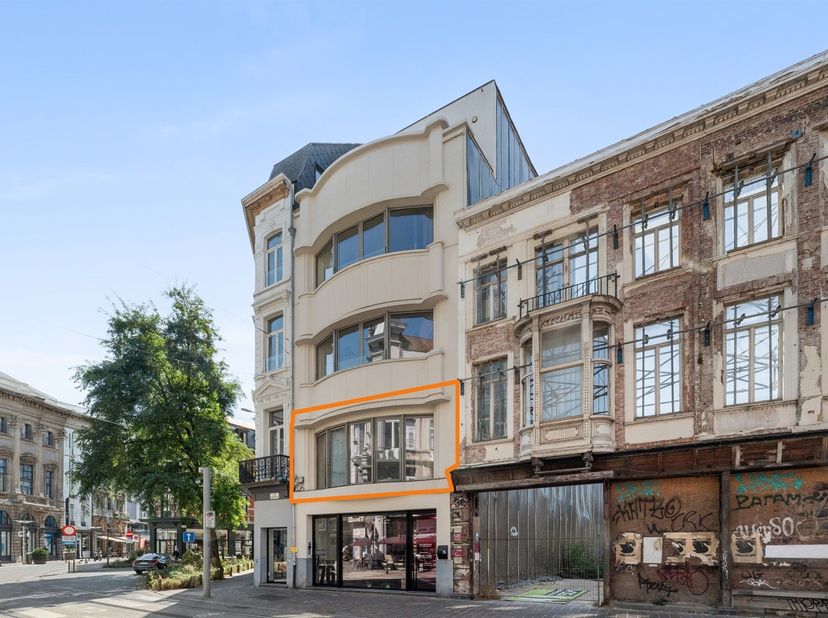Dit charmante appartement bevindt zich in het bruisende hart van Gent, gelegen in een karakteristieke hoekpand op de eerste verdieping. <br />
<br />