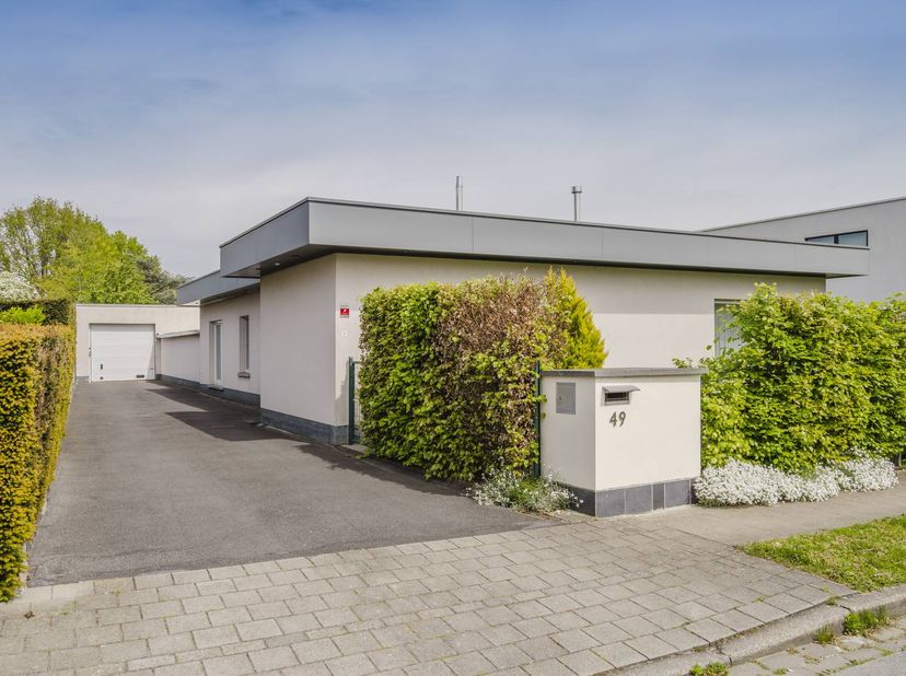 Vous recherchez une maison de plain-pied offrant de l'espace et des possibilités ? Ce bungalow à rénover situé dans le quartier populaire de Marke off