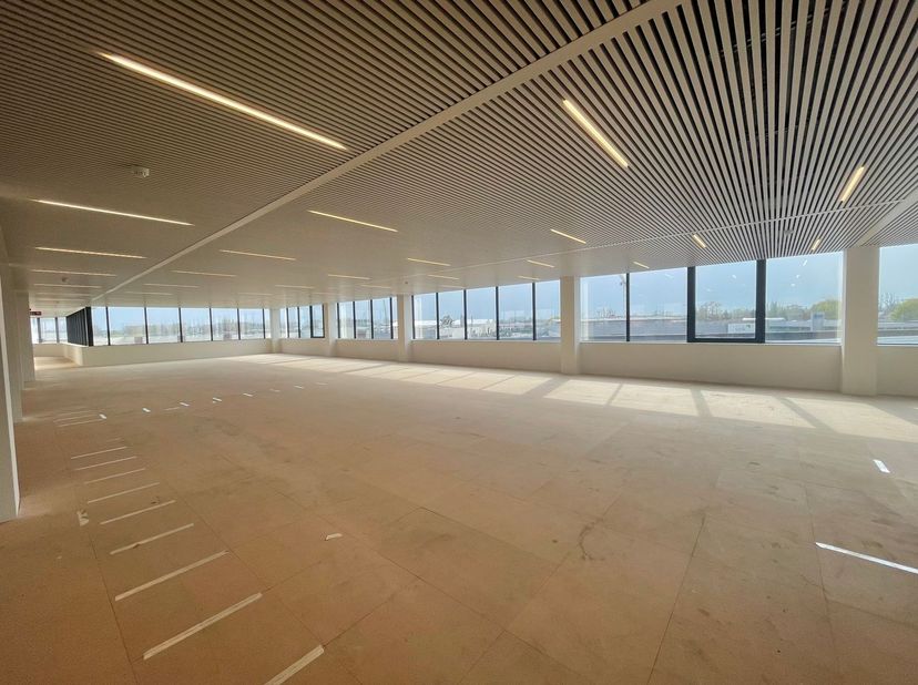 Fenomenaal gelegen kantoorruimte van 550 m² te huur, langs én met zicht van de E40 te Aalst.<br />
<br />
De kantoren situeren zich op de 3e verdiepin