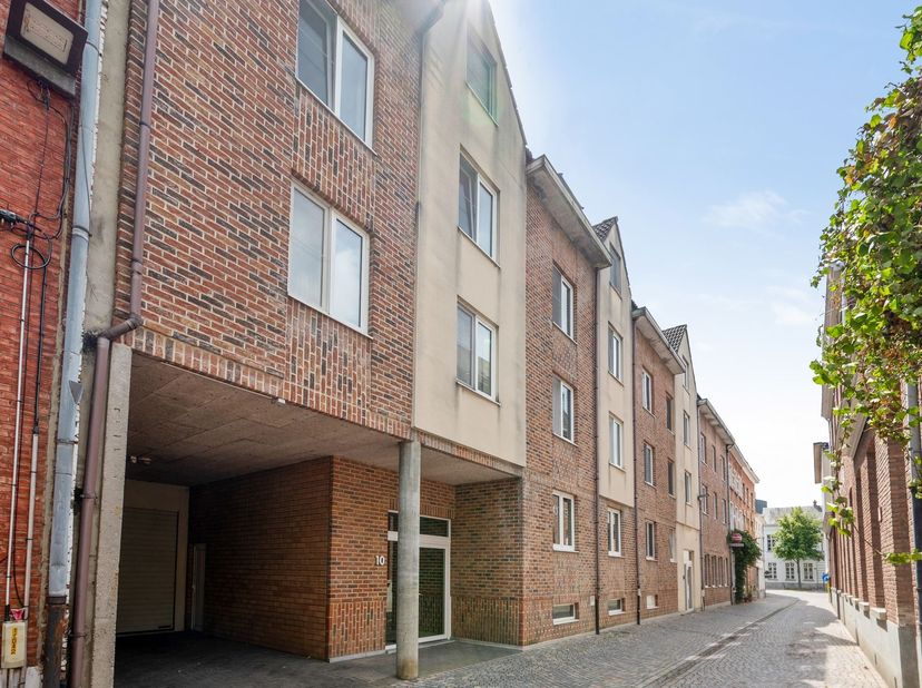 Dit appartement bevindt zich in een rustige, kindvriendelijke buurt vlak bij de Veemarkt, op wandelafstand van winkels, scholen, openbaar vervoer en a