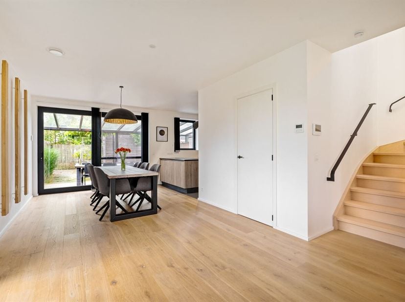 Cette maison, construite en 2020, est située dans la Rabesdijk, une rue calme de Bouwel.<br />
Au rez-de-chaussée, la maison dispose dun vaste hall de