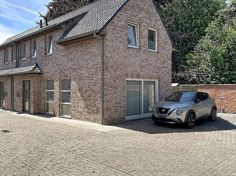 Deze halfopen woning, bestaat uit: inkomhal, toilet met lavabo, zonnige living, ingerichte keuken, terras in blauwsteen, berging, wasplaats, 3 slaapka