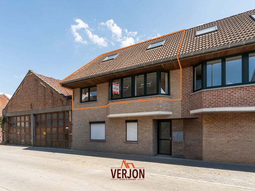 Kijkdag zaterdag 08/08/2026 tussen 09.00 - 10.00 uur!<br />
<br />
Bij het binnenkomen wordt u verwelkomd in een lichtrijke en royale leefruimte met e