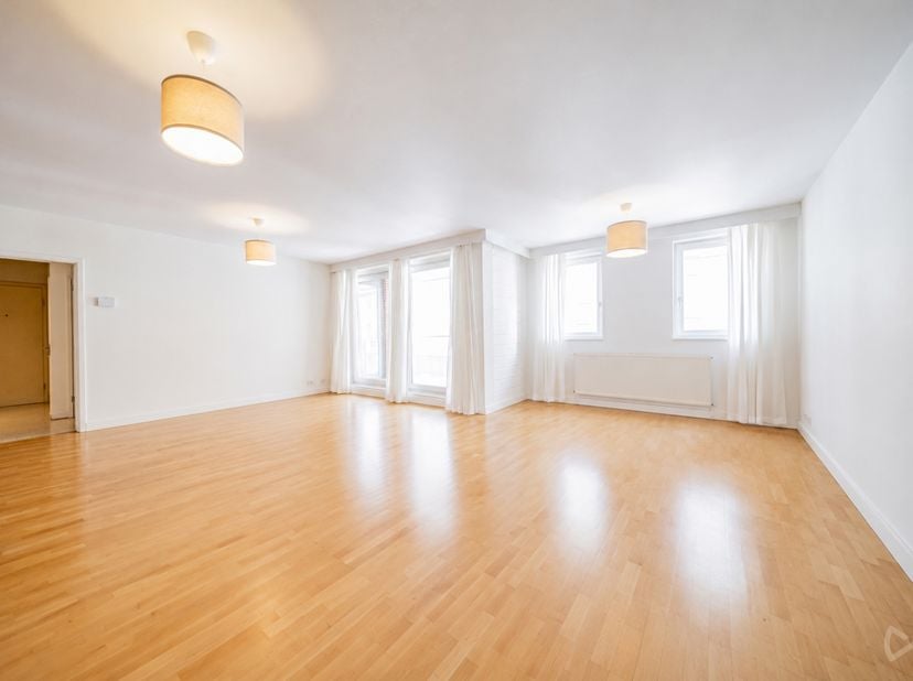 Niché dans le prestigieux quartier Churchill, à proximité immédiate de toutes les commodités et de nombreuses écoles réputées, cet appartement de 164