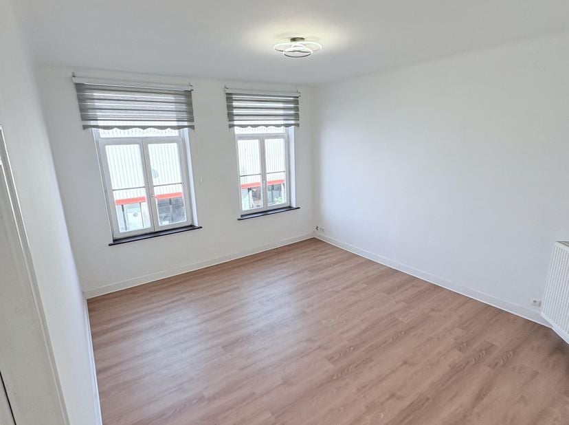 Appartement 1 chambre rénové avec terrasse à louer – 68 m² (Schaerbeek)<br />
<br />
Disponible à partir du 15 août.<br />
<br />
Bel appartement réno