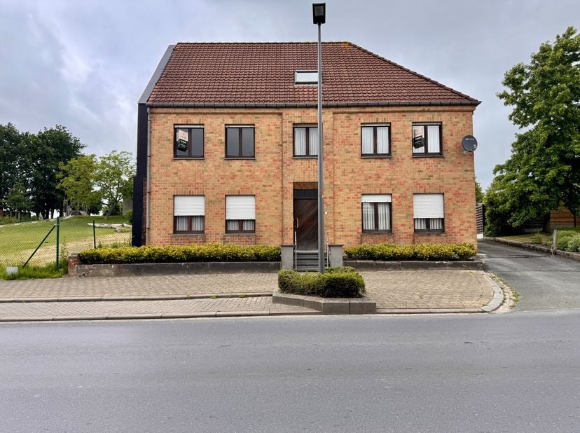 In het centrum van Koolskamp bevindt zich dit ruime en lichtrijke appartement op de eerste verdieping van een kleinschalig appartementsgebouw. Dankzij