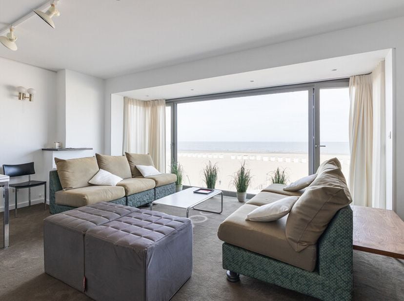 Opportunité unique à un emplacement de premier choix ! Cet appartement meublé de 3 chambres est situé au 3e étage de la digue à Oostduinkerke et offre