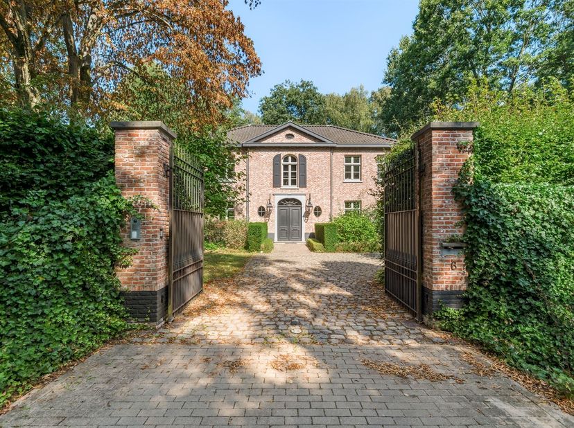 Exclusieve villa met ruimte en privacy op een royaal perceel in Schilde, Den Aard 6.<br />
<br />
In een residentiële en bijzonder groene omgeving v