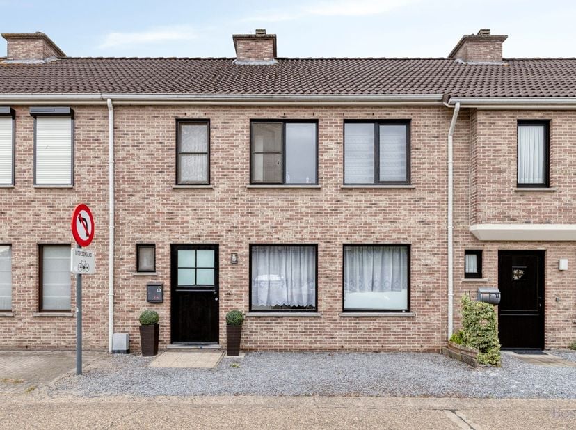 Rijwoning met drie slaapkamers en tuin te koop in Leopoldsburg<br />
<br />
Gelegen in een rustige en aangename woonomgeving biedt deze woning een uit