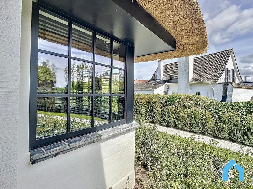 Deze ruime villa bevindt zich op een rustig gelegen perceel van 988m² in een doodlopende straat.<br />
<br />
Indeling: Inkom met vestiaire en gastent