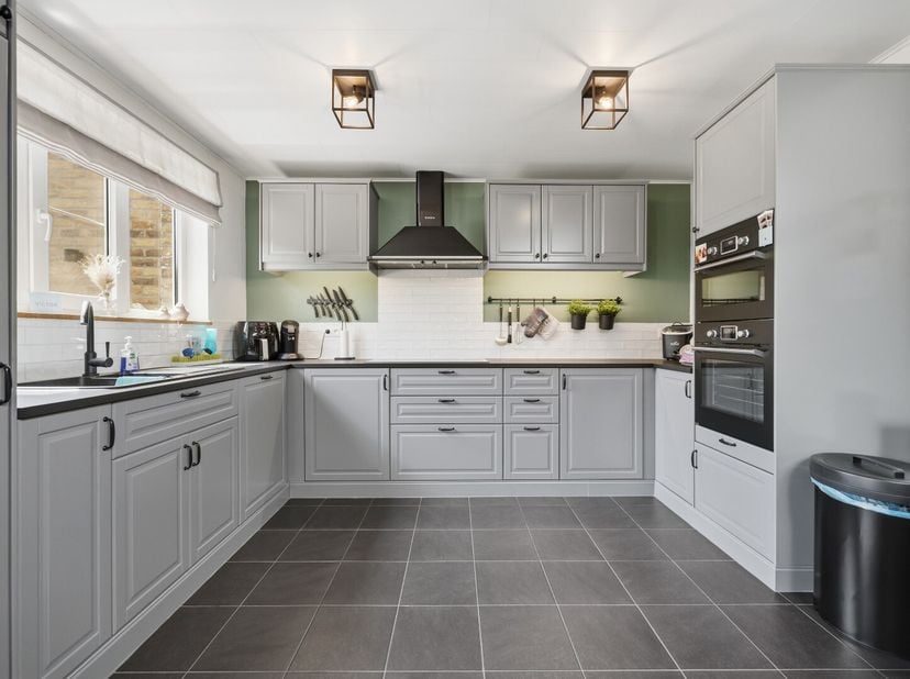 Op zoek naar een comfortabele woning met ruimte, licht en een aangename indeling? Deze verzorgde woning uit 2010 combineert modern wooncomfort met een