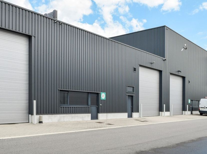 500m² de stockage récente<br />
Emplacement : parc industriel de Malle, le long de la N12 et à proximité de l'E34<br />
Spécifications : façade en pan